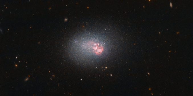 ESO 553-46, aufgenommen vom Weltraumteleskop Hubble. (Credits: ESA / Hubble & NASA) ESO 553-46, aufgenommen vom Weltraumteleskop Hubble. (Credits: ESA / Hubble & NASA)