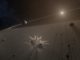 Künstlerische Darstellung eines Riesenplaneten, dessen Gravitationskräfte kleinere Himmelskörper in einer Staub- und Trümmerscheibe zur Kollision bringen. (Credits: NASA / JPL-Caltech)