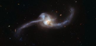 NGC 2623, aufgenommen vom Weltraumteleskop Hubble. (Credits: ESA / Hubble & NASA)