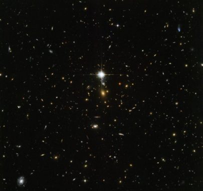 Diese Hubble-Aufnahme zeigt das Zentrum des Galaxienhaufens WHL J24.3324-8.477 in optischen und infraroten Wellenlängen. (Credits: ESA / Hubble & NASA)