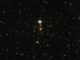 Diese Hubble-Aufnahme zeigt das Zentrum des Galaxienhaufens WHL J24.3324-8.477 in optischen und infraroten Wellenlängen. (Credits: ESA / Hubble & NASA)