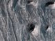 Sedimentablagerungen in Ceti Mensa auf dem Mars, aufgenommen vom Mars Reconnaissance Orbiter. (Credits: NASA / JPL-Caltech / Univ. of Arizona)