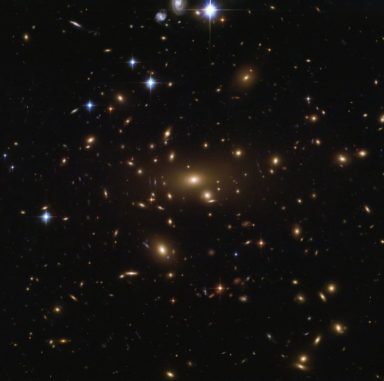 Abell 665, aufgenommen vom Weltraumteleskop Hubble. (Credits: ESA / Hubble & NASA) Abell 665, aufgenommen vom Weltraumteleskop Hubble. (Credits: ESA / Hubble & NASA)