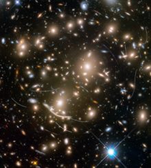 Asteroidenspuren auf einer Deepsky-Beobachtung des Weltraumteleskops Hubble für das Frontier Fields Program. (Credits: NASA, ESA, and B. Sunnquist and J. Mack (STScI); Acknowledgment: NASA, ESA, and J. Lotz (STScI) and the HFF Team))