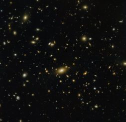 Hubble-Aufnahme des Galaxienhaufens Abell 1300. (Credits: ESA / Hubble & NASA)
