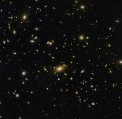 Hubble-Aufnahme des Galaxienhaufens Abell 1300. (Credits: ESA / Hubble & NASA) Hubble-Aufnahme des Galaxienhaufens Abell 1300. (Credits: ESA / Hubble & NASA)