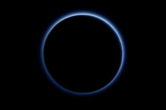 Dieses Bild zeigt Dunstschichten in der Atmosphäre des Zwergplaneten Pluto. Es basiert auf Daten der NASA-Raumsonde New Horzizons. (Credits: NASA / JHUAPL / SwRI)