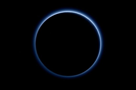 Dieses Bild zeigt Dunstschichten in der Atmosphäre des Zwergplaneten Pluto. Es basiert auf Daten der NASA-Raumsonde New Horzizons. (Credits: NASA / JHUAPL / SwRI)