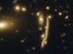 Die Kosmische Schlange, eine durch den Gravitationslinseneffekt verzerrte Galaxie. (Credits: ESA / Hubble, NASA)