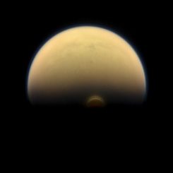 Der Südpolarwirbel auf dem Saturnmond Titan, aufgenommen von der Raumsonde Cassini. (Credits: NASA / JPL-Caltech / Space Science Institute)