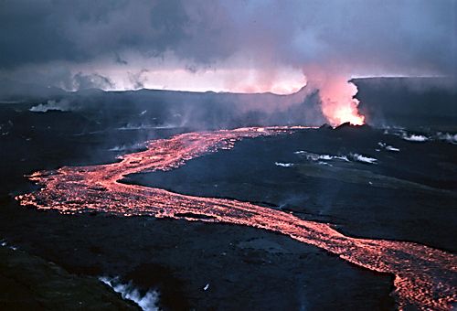 Lavastrom einer effusiven Eruption des Krafla-Vulkansystems auf Island im Jahr 1984. (Credits: Michael Ryan, U.S. Geological Survey) Lavastrom einer effusiven Eruption des Krafla-Vulkansystems auf Island im Jahr 1984. (Credits: Michael Ryan, U.S. Geological Survey)