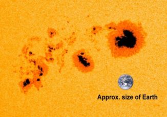 Eine der größten Sonnenfleckengruppen der letzten Jahre im Vergleich zur Erde, aufgenommen vom Solar Dynamics Observatory (SDO) der NASA. (Credits: NASA / SDO)