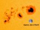 Eine der größten Sonnenfleckengruppen der letzten Jahre im Vergleich zur Erde, aufgenommen vom Solar Dynamics Observatory (SDO) der NASA. (Credits: NASA / SDO)