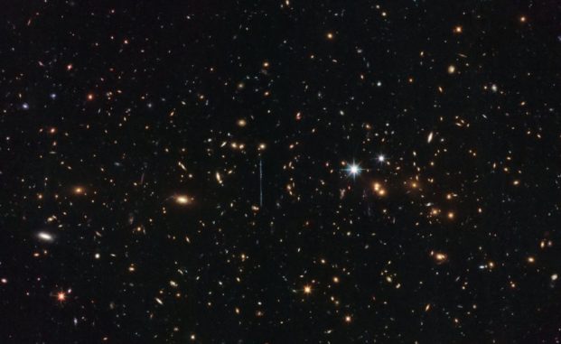 Hubble-Aufnahme des massereichen Galaxienhaufens El Gordo. (Credits: ESA / Hubble & NASA, RELICS) Hubble-Aufnahme des massereichen Galaxienhaufens El Gordo. (Credits: ESA / Hubble & NASA, RELICS)