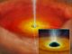 Künstlerische Darstellung einer Akkretionsscheibe aus heißer Materie um ein rotierendes supermassives Schwarzes Loch, das zwei Materiejets abstößt. (Credit: NAOJ)