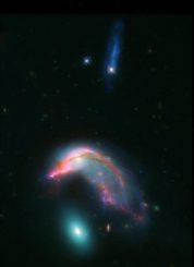 Arp 142, basierend auf Daten der Weltraumteleskope Spitzer und Hubble. (Credit: NASA-ESA / STScI / AURA / JPL-Caltech)