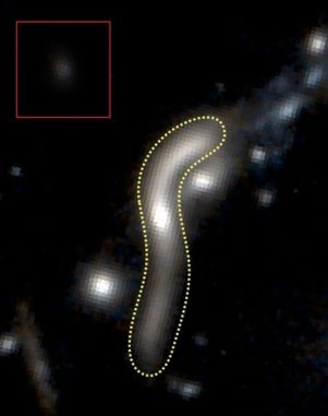 Die gepunktete Linie markiert die Grenzen der ruhigen Galaxie eMACSJ1341-QG-1, deren Erscheinungsbild durch den Gravitationslinseneffekt stark verzerrt wurde und 30 Mal größer erscheint. Das kleine Bild zeigt ein rekonstruiertes Bild, wie sie ohne den Gravitationslinseneffekt aussehen würde. (Credit: Harald Ebeling, UH IfA)