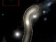Die gepunktete Linie markiert die Grenzen der ruhigen Galaxie eMACSJ1341-QG-1, deren Erscheinungsbild durch den Gravitationslinseneffekt stark verzerrt wurde und 30 Mal größer erscheint. Das kleine Bild zeigt ein rekonstruiertes Bild, wie sie ohne den Gravitationslinseneffekt aussehen würde. (Credit: Harald Ebeling, UH IfA)