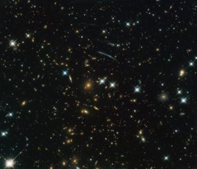 Hubble-Aufnahme des Galaxienhaufens PLCK G004.5-19.5. (Credits: ESA / Hubble & NASA, RELICS; Acknowledgement: D. Coe et al.)