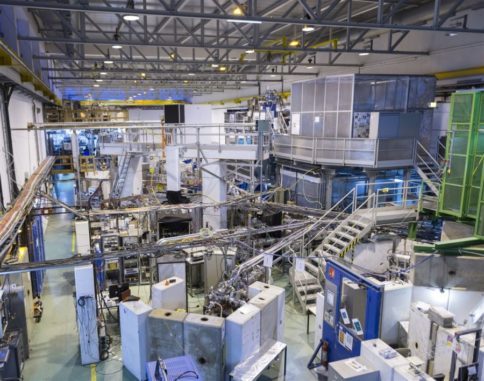 Panoramaansicht der Beamlines in der Halle der ISOLDE-Einrichtung. (Credits: Image: Samuel Morier-Genoud / CERN)