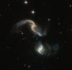 Hubble-Aufnahme des interagierenden Galaxienpaares Arp 256. (Credits: ESA / Hubble, NASA)