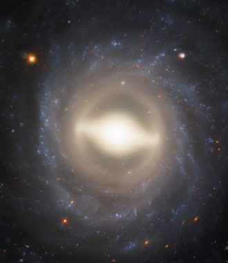 Hubble-Aufnahme der Balkenspiralgalaxie NGC 1015. (Credits: ESA / Hubble & NASA, A. Riess (STScl / JHU))