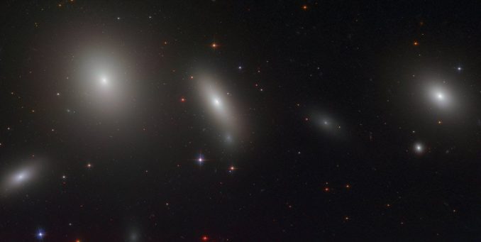 Hubble-Aufnahme von Galaxien im Perseus-Galaxienhaufen, in der Bildmitte liegt NGC 1277. (Credits: NASA, ESA, and M. Beasley (Instituto de Astrofísica de Canarias)) Hubble-Aufnahme von Galaxien im Perseus-Galaxienhaufen, in der Bildmitte liegt NGC 1277. (Credits: NASA, ESA, and M. Beasley (Instituto de Astrofísica de Canarias))