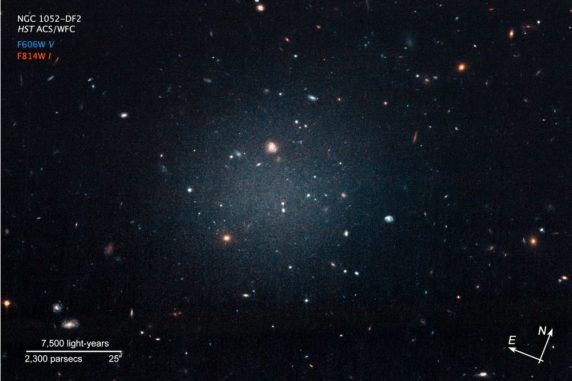 Hubble-Aufnahme der ultradiffusen Galaxie NGC 1052-DF2. (Credits: NASA, ESA, and P. van Dokkum (Yale University))
