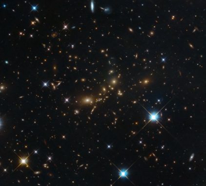 Hubble-Aufnahme des massereichen Galaxienhaufens PLCK_G308.3-20.2. (Credits: ESA / Hubble & NASA, RELICS) Hubble-Aufnahme des massereichen Galaxienhaufens PLCK_G308.3-20.2. (Credits: ESA / Hubble & NASA, RELICS)