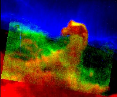Dieses Bild zeigt den Pferdekopfnebel (Rot und Grün) vor der umgebenden kalten Molekülwolke (Blau). In den roten Bereichen werden Kohlenmonoxidmoleküle innerhalb des dichten Nebels vor der Strahlung naher Sterne geschützt. Grün markiert sind Kohlenstoffatome, die von der Strahlung beeinflusst werden. (Credits: NASA / SOFIA / J. Bally et. al)