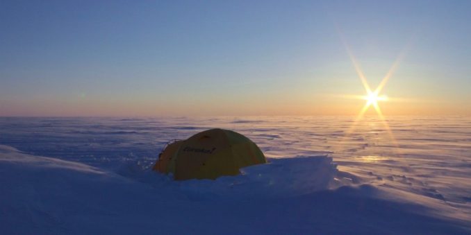 Mehr als einen halben Kilometer unter dem Eis der Devon-Eiskappe haben Forscher zwei subglaziale Seen mit hohem Salzgehalt entdeckt, die bei der Suche nach Leben auf anderen Welten behilflich sein könnten. (Credits: Photo courtesy Martin Sharp)