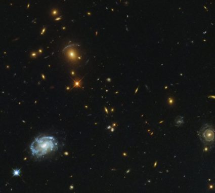Hubble-Aufnahme des als Gravitationslinse agierenden Galaxienhaufens SDSS J0150+2725. (Credit: ESA / Hubble & NASA; Acknowledgement: Judy Schmidt)