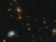 Hubble-Aufnahme des als Gravitationslinse agierenden Galaxienhaufens SDSS J0150+2725. (Credit: ESA / Hubble & NASA; Acknowledgement: Judy Schmidt)