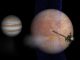Künstlerische Darstellung von Jupiter (hinten) und Europa (vorne) mit der Raumsonde Galileo nach ihrem Flug durch eine Gasfahne, die von Europas Oberfläche entströmt. Die magnetischen Feldlinien (blau) zeigen, wie die Gasfahne mit dem Plasma von Jupiter interagiert. Die roten Bereiche auf den Linien zeigen dichteres Plasma an. (Credits: NASA / JPL-Caltech / Univ. of Michigan)