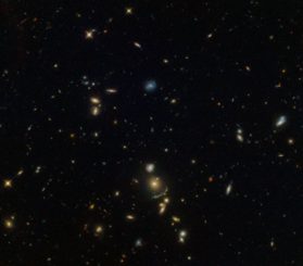 Hubble-Aufnahme des Galaxienhaufens SDSS J1156+1911 und seiner Brightest Cluster Galaxy. (Credits: ESA / Hubble & NASA; Acknowledgement: Judy Schmidt (Geckzilla))