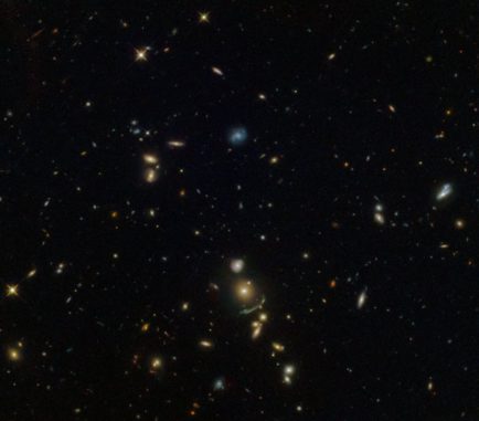 Hubble-Aufnahme des Galaxienhaufens SDSS J1156+1911 und seiner Brightest Cluster Galaxy. (Credits: ESA / Hubble & NASA; Acknowledgement: Judy Schmidt (Geckzilla)) Hubble-Aufnahme des Galaxienhaufens SDSS J1156+1911 und seiner Brightest Cluster Galaxy. (Credits: ESA / Hubble & NASA; Acknowledgement: Judy Schmidt (Geckzilla))