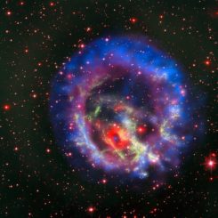 Kompositbild des Supernova-Überrests E0102, basierend auf Daten der Weltraumteleskope Chandra und Hubble, sowie des Very Large Array. (Credits: X-ray (NASA / CXC / ESO / F.Vogt et al); Optical (ESO / VLT / MUSE & NASA / STScI)