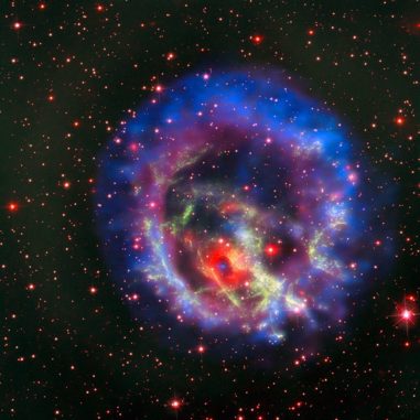Kompositbild des Supernova-Überrests E0102, basierend auf Daten der Weltraumteleskope Chandra und Hubble, sowie des Very Large Array. (Credits: X-ray (NASA / CXC / ESO / F.Vogt et al); Optical (ESO / VLT / MUSE & NASA / STScI) Kompositbild des Supernova-Überrests E0102, basierend auf Daten der Weltraumteleskope Chandra und Hubble, sowie des Very Large Array. (Credits: X-ray (NASA / CXC / ESO / F.Vogt et al); Optical (ESO / VLT / MUSE & NASA / STScI)
