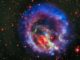 Kompositbild des Supernova-Überrests E0102, basierend auf Daten der Weltraumteleskope Chandra und Hubble, sowie des Very Large Array. (Credits: X-ray (NASA / CXC / ESO / F.Vogt et al); Optical (ESO / VLT / MUSE & NASA / STScI)