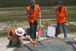 Die Forscher versetzen eine heiße Quelle im Yellowstone National Park mit Deuterium. (Credits: WSU Photo)