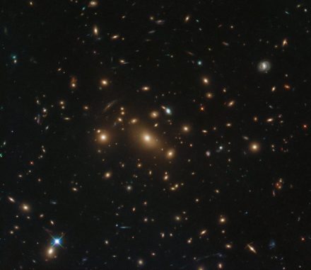 Hubble-Aufnahme des Galaxienhaufens RXC J0949.8+17+07. (Credits: ESA / Hubble & NASA, RELICS) Hubble-Aufnahme des Galaxienhaufens RXC J0949.8+17+07. (Credits: ESA / Hubble & NASA, RELICS)