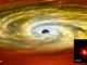 Künstlerische Darstellung des Schwarzen Lochs in einer Red-Nugget-Galaxie (großes Bild) und ein Bild basierend auf Röntgendaten von Chandra (kleines Bild). (Credits: X-ray: NASA / CXC / MTA-Eötvös University / N. Werner et al.; Illustration: NASA / CXC / M.Weiss)