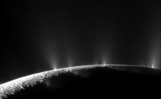 Spektakuläre Fahnen aus Wasserdampf und Eis breiten sich von der Südpolarregion des Saturnmondes Enceladus in den Weltraum aus. (Credits: NASA / JPL / Space Science Institute)