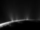 Spektakuläre Fahnen aus Wasserdampf und Eis breiten sich von der Südpolarregion des Saturnmondes Enceladus in den Weltraum aus. (Credits: NASA / JPL / Space Science Institute)
