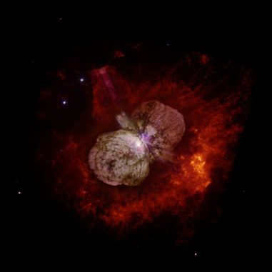 Die große Eruption von Eta Carinae in den 1840er Jahren schuf den hier von Hubble fotografierten Homunculusnebel, der das Massenäquivalent von zehn Sonnenmassen enthält. (Credit: NASA, ESA, and the Hubble SM4 ERO Team) Die große Eruption von Eta Carinae in den 1840er Jahren schuf den hier von Hubble fotografierten Homunculusnebel, der das Massenäquivalent von zehn Sonnenmassen enthält. (Credit: NASA, ESA, and the Hubble SM4 ERO Team)