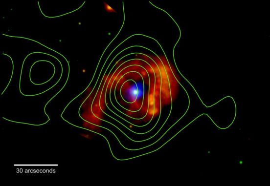 Diese Grafik zeigt ein Bild, das auf Röntgendaten des Weltraumteleskops Chandra basiert. Die Farben kennzeichnen unterschiedliche Energiebereiche: Rot markiert Energien von 300 bis 1.000 Elektronenvolt, Grün kennzeichnet Energien von 1.000 bis 3.000 Elektronenvolt und Blau deckt den Bereich von 3.000 bis 10.000 Elektronenvolt ab. Die NuSTAR-Beobachtungen (grüne Konturen) offenbaren eine Röntgenquelle mit dreimal höherer Energie als von Chandra registriert. (Credits: NASA / CXC and NASA / JPL-Caltech)