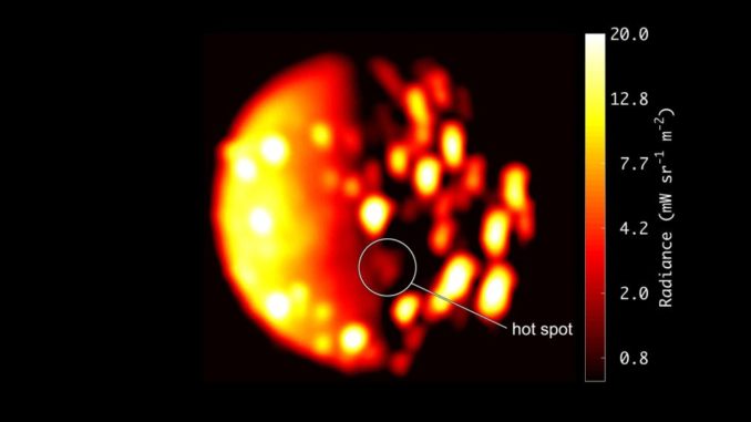Diese Grafik basiert auf Daten des JIRAM-Instruments an Bord der NASA-Raumsonde Juno. Der neu entdeckte Hotspot ist markiert. Die Skala rechts beschreibt den Temperaturbereich der Strukturen auf dem Bild. Hellere Farben kennzeichnen höhere Temperaturen. (Credits: NASA / JPL-Caltech / SwRI / ASI / INAF / JIRAM)