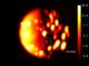 Diese Grafik basiert auf Daten des JIRAM-Instruments an Bord der NASA-Raumsonde Juno. Der neu entdeckte Hotspot ist markiert. Die Skala rechts beschreibt den Temperaturbereich der Strukturen auf dem Bild. Hellere Farben kennzeichnen höhere Temperaturen. (Credits: NASA / JPL-Caltech / SwRI / ASI / INAF / JIRAM)