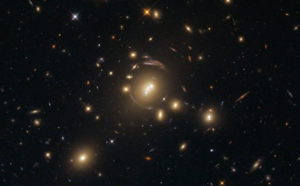 Gravitationslinseneffekte am Galaxienhaufen SDSS J1336-0331, aufgenommen vom Weltraumteleskop Hubble. (Credits: ESA / Hubble & NASA)