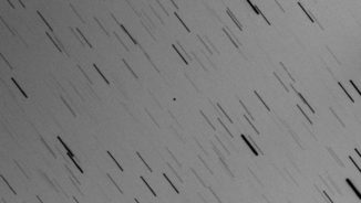 Dieses Kompositbild des Asteroiden 2017 YE5 wurde am 30. Juni 2018 aufgenommen. Aufgrund der unterschiedlichen Geschwindigkeit sind die Sterne hier als Strichspuren zu sehen. (Credits: Cadi Ayyad University Morocco Oukaimeden Sky Survey)